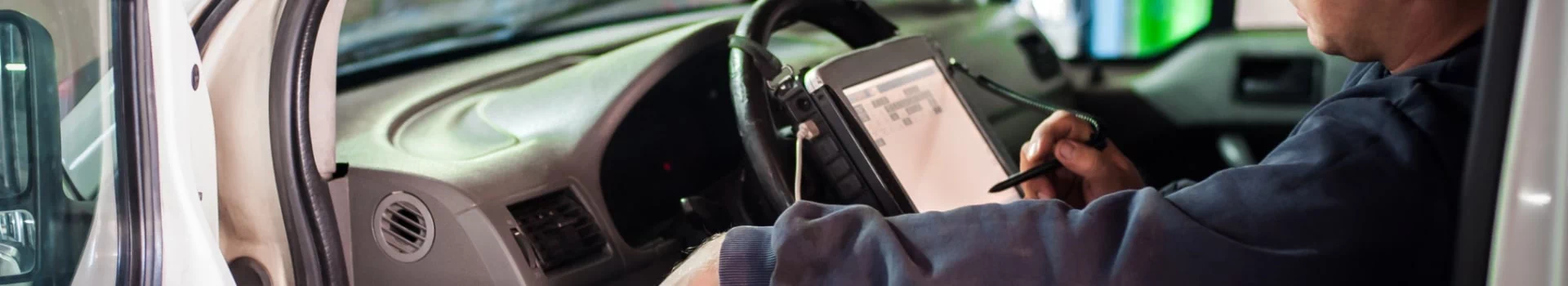 tablet oparty o kierownicę